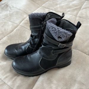 JBU size 8M short boot with zippers. Lightly worn.